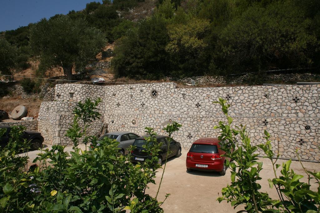 Marathes Studios Ayios Nikitas Bagian luar foto
