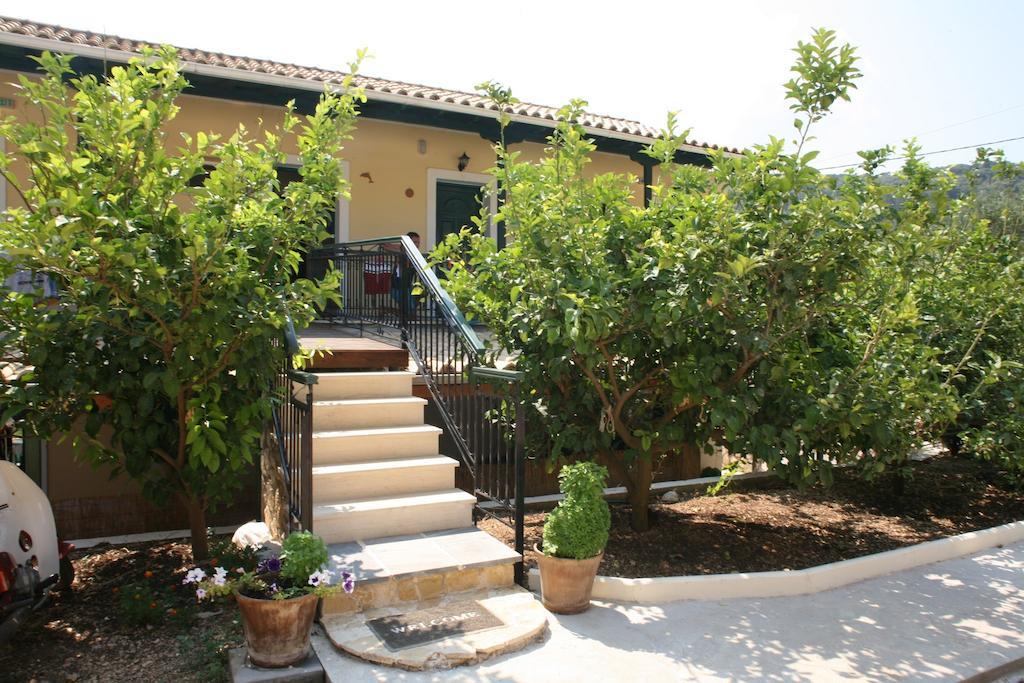 Marathes Studios Ayios Nikitas Bagian luar foto